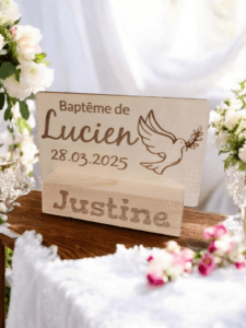 Nom de table de baptême personnalisé en bois